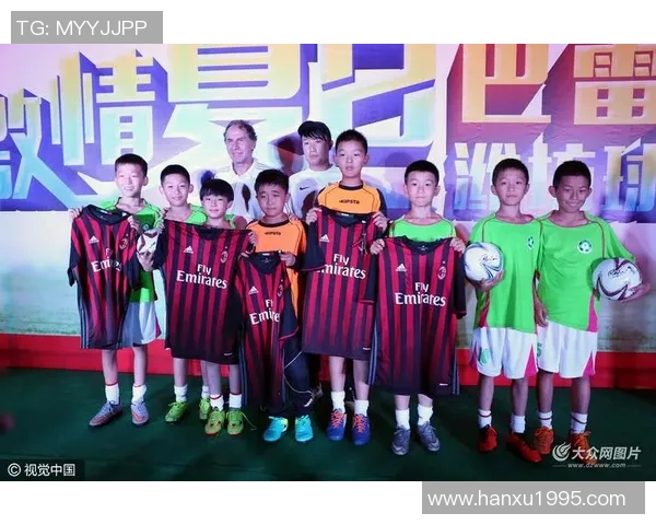 足球明星与粉丝亲密合照展现温暖瞬间共同分享足球的热情与梦想 足球明星与粉丝亲密合照展现温暖瞬间共同分享足球的热情与梦想