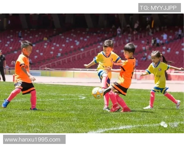 几个小孩兴奋地围观足球明星的精彩表演与梦想追逐